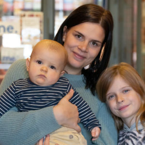 Nadia Fria lapsineen on saanut vertaistukea ja iloisia kohtaamisia Mannerheimin Lastensuojeluliiton perhekahvilassa.