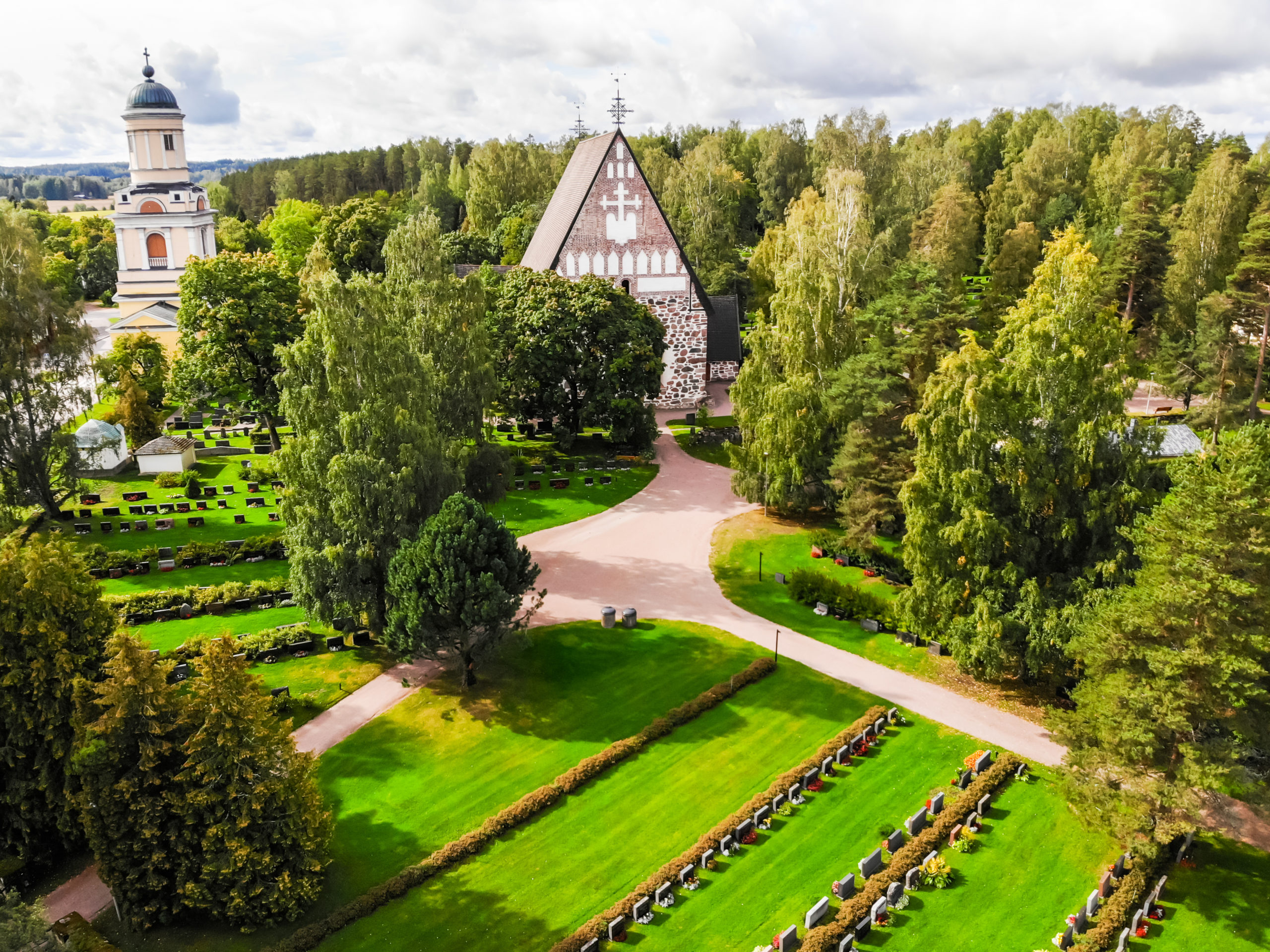 Hollolan keskiaikainen harmaakivikirkko on ollut nykyisen Päijät-Hämeen muinainen keskus. Pyhälle Marialle keskiajalle omistettu kirkko valmistui arviolta vuosien 1495–1510 välisenä aikana ja on yksi maamme rakennustaiteen huomattavimmista muistomerkeistä. Hollolan kirkko on yksi tiekirkot.fi -sivuston kirkoista.