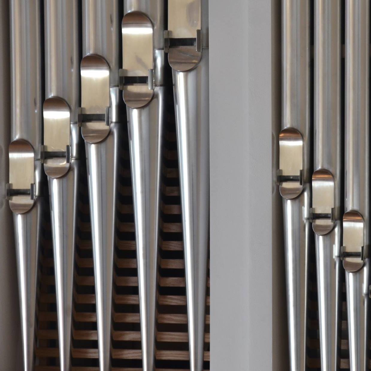 Yksityiskohta kirkkourkujen pilleistä.