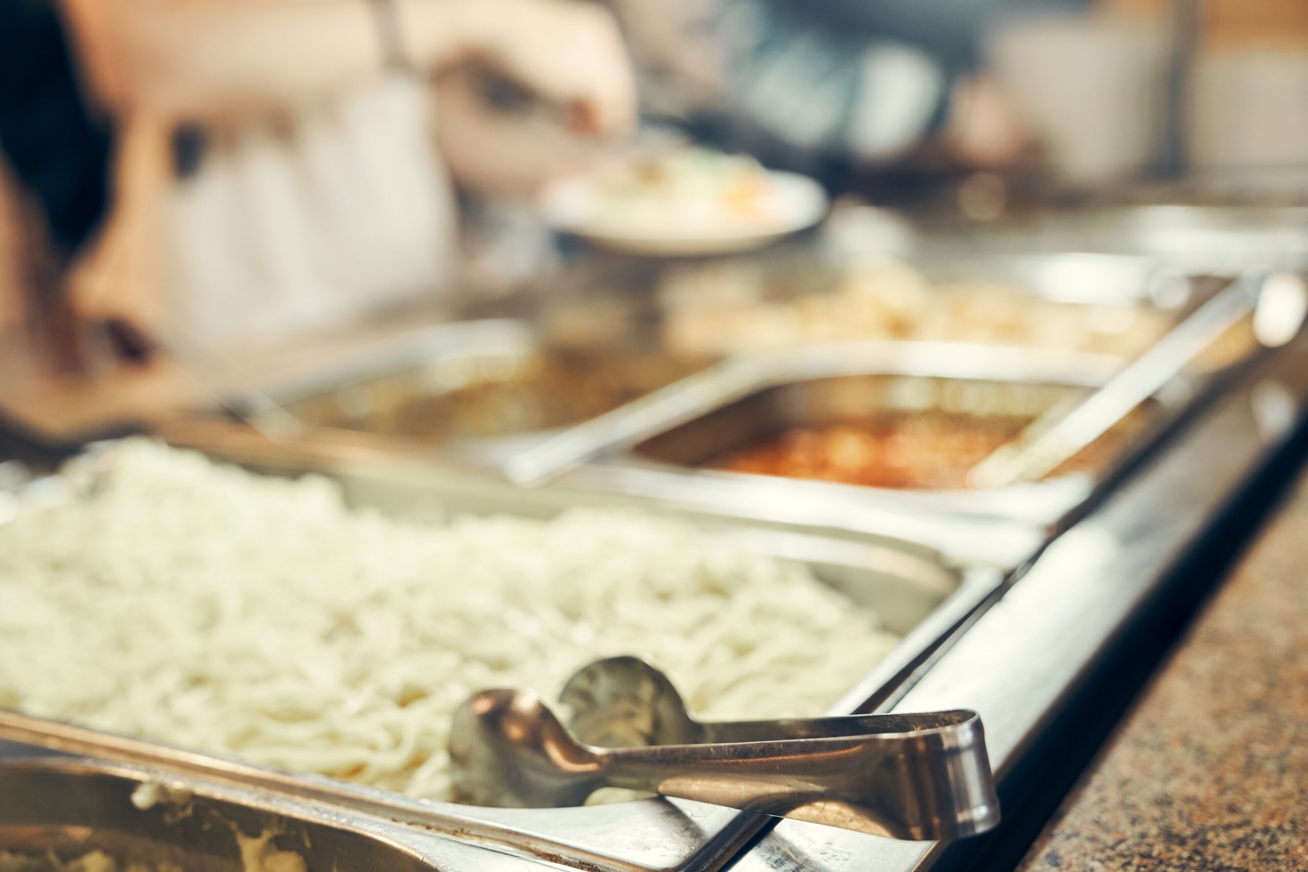 Ruokalinjasto, jossa tarjolla riisiä ja kastiketta.