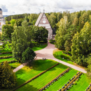 Hollolan keskiaikainen harmaakivikirkko on ollut nykyisen Päijät-Hämeen muinainen keskus. Pyhälle Marialle keskiajalle omistettu kirkko valmistui arviolta vuosien 1495–1510 välisenä aikana ja on yksi maamme rakennustaiteen huomattavimmista muistomerkeistä. Hollolan kirkko on yksi tiekirkot.fi -sivuston kirkoista. Hollolan kirkko, kuva AdobeStock
