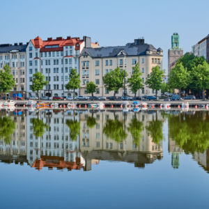 Kallion harmaagraniittinen kirkko vuodelta 1912 on yksi Helsingin näkyvimmistä maamerkeistä. Se sijaitsee Kallion kaupunginosassa Helsingin pisimmän suoran katuakselin päässä. Kallion kirkko on yksi tiekirkot.fi -sivuston kirkoista. Kallion kirkko, kuva AdobeStock